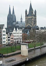 Blick auf die Altstadt. Am Rheinufer steht der Pegel Köln. Foto: Ute Beck