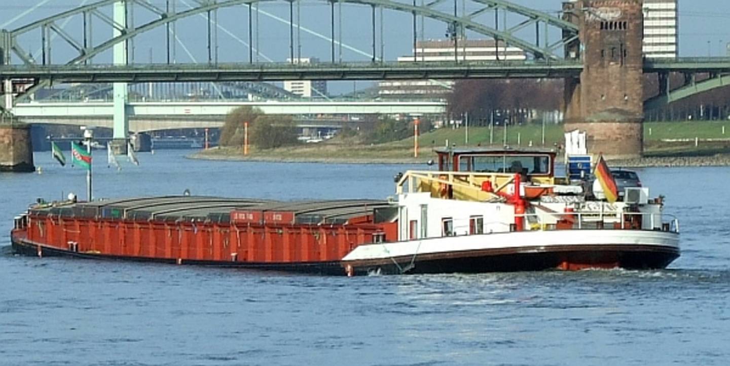 Frachtschiff auf dem Rhein bei Köln