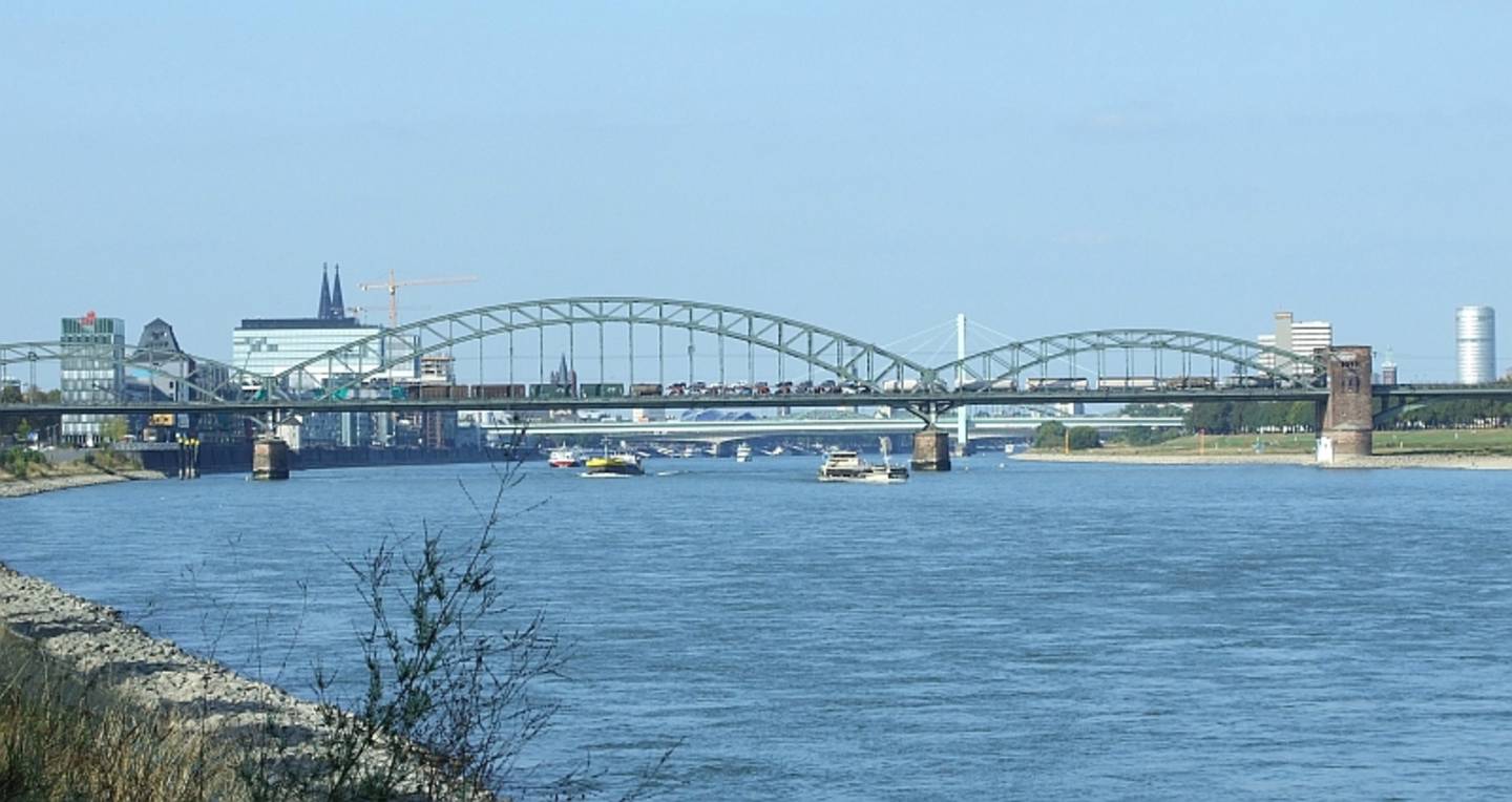 Blick über den Rhein Rich­tung Köl­ner Ci­ty